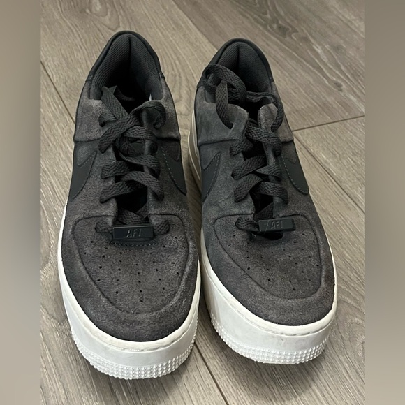 EUC Like New Nike Air Force 1 Shoes Size 8 Color Gray and Black - Picture 2 of 11